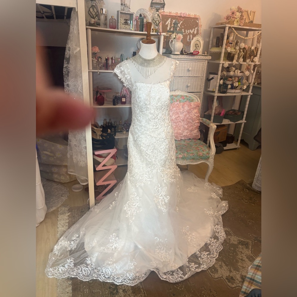 NWOT Beautiful Mermaid Like Style White Wedding Dress -Size 4